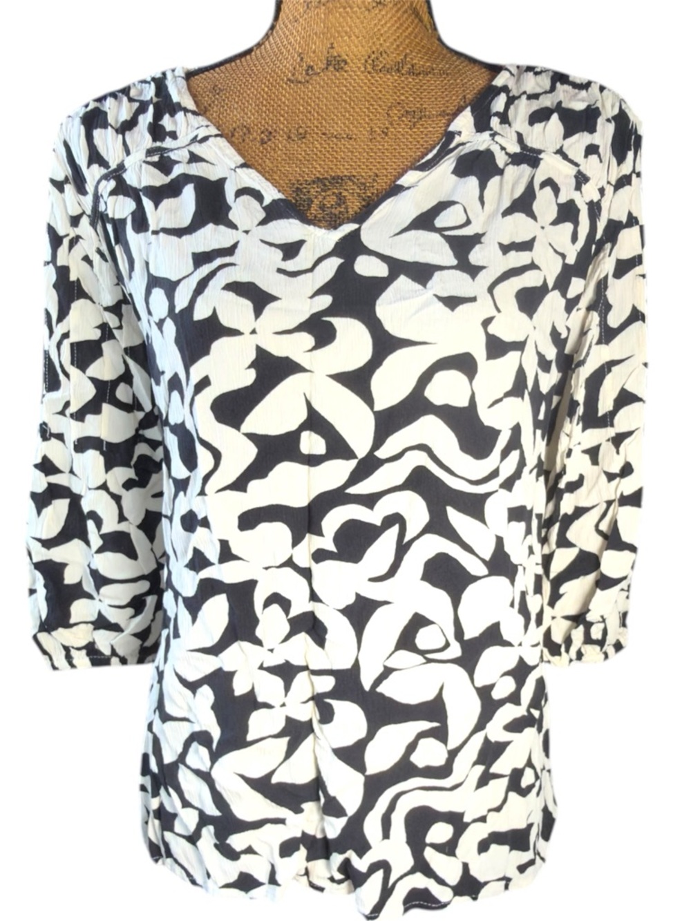 Terra & Sky black and white abstract v-neck top Women’s size 0X (14W) | aa1